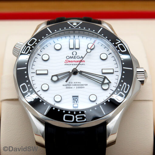 Omega Seamaster Diver 300m with White Dial on Rubber Strap - Image 3