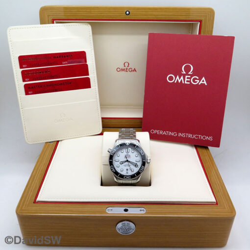 Omega Seamaster Diver 300m with White Dial on Bracelet - Image 2