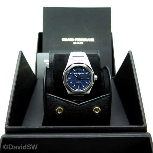 Alternative view of Girard Perregaux Laureato 42mm with Blue Dial