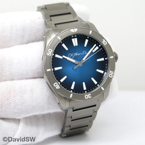 H. Moser & Cie 3200-0500 Pioneer Centre Seconds Funky Blue