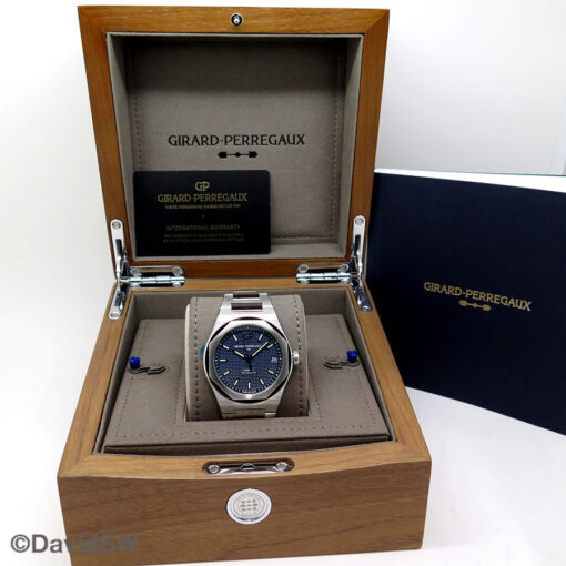 Alternative view of Girard Perregaux Laureato 42mm with Blue Dial