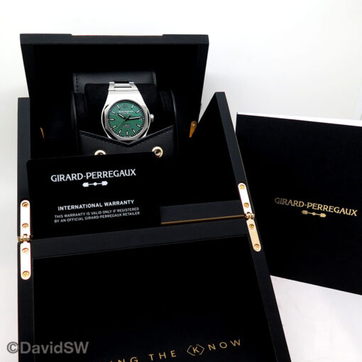 Alternative view of Girard Perregaux Laureato 42mm with Green Dial