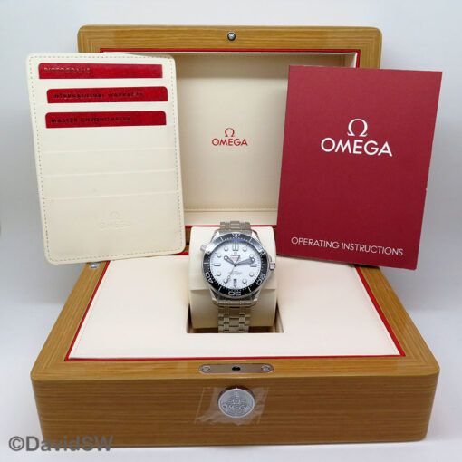 Omega Seamaster Diver 300m with White Dial on Bracelet - Image 2