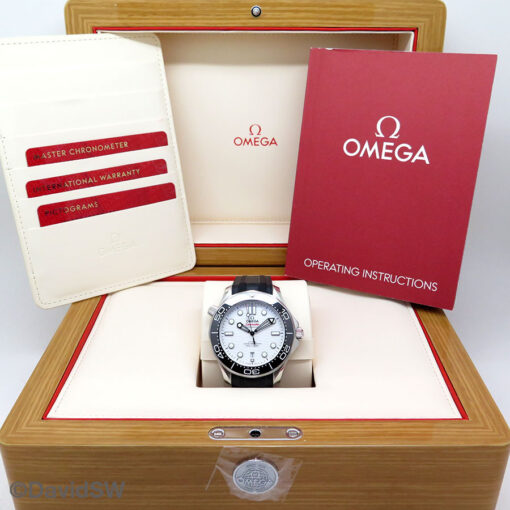 Omega Seamaster Diver 300m with White Dial on Rubber Strap - Image 2