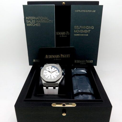 Alternative view of Audemars Piguet 15710ST Royal Oak Offshore Diver with White Dial
