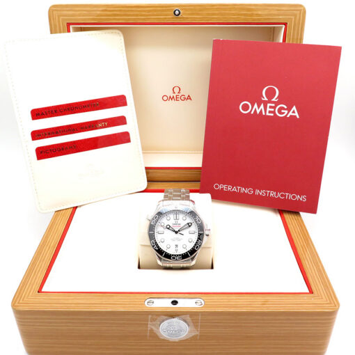 Omega Seamaster Diver 300m with White Dial on Bracelet - Image 2