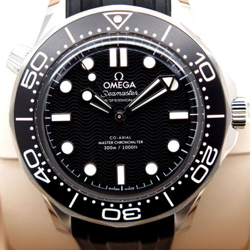 Omega Seamaster No Date Diver 300m with Black Dial on Rubber Strap - Image 3