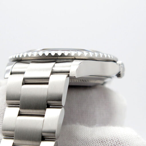 Rolex 16710 GMT Master II with Red/Black Bezel - Image 6