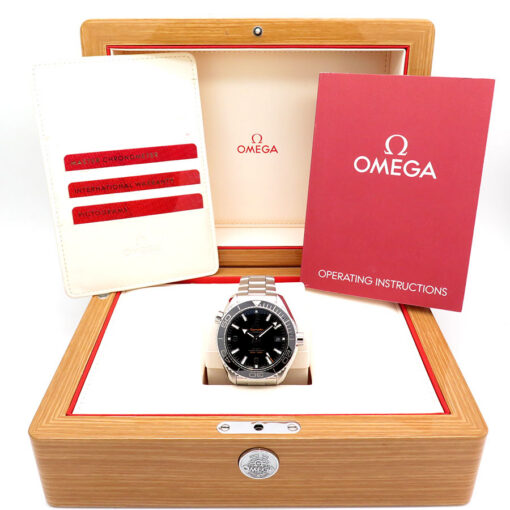 Alternative view of Omega Seamaster Planet Ocean 600m with Black Dial 44mm