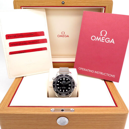 Alternative view of Omega Seamaster No Date Diver 300m with Black Dial on Mesh Bracelet